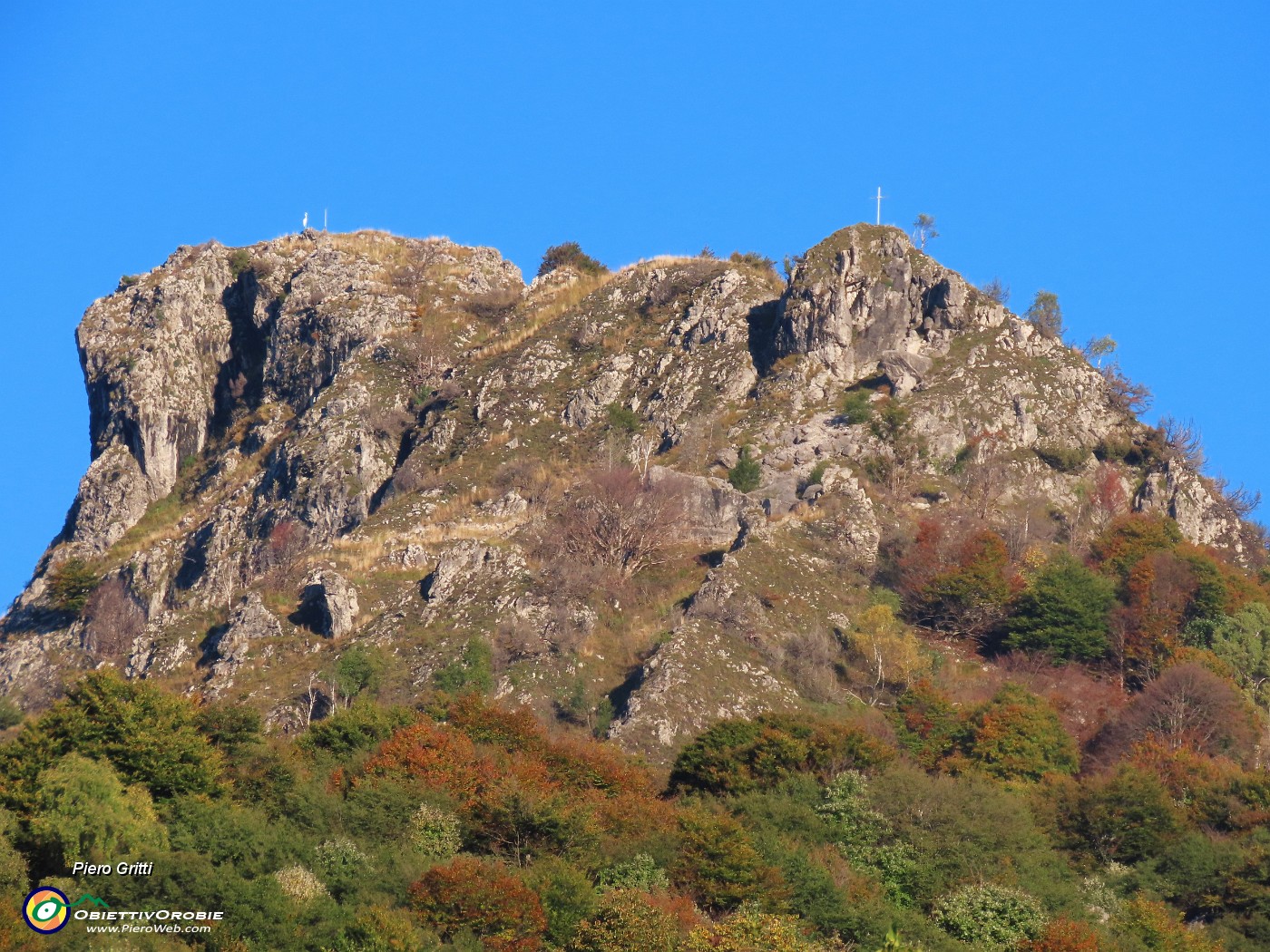 04 Zoom sulla cima del Corno Zuccone (1458 m).JPG